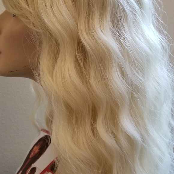 Beautiful 24" Blonde heat-resistant Synthetic Wig - Picture 2 of 8